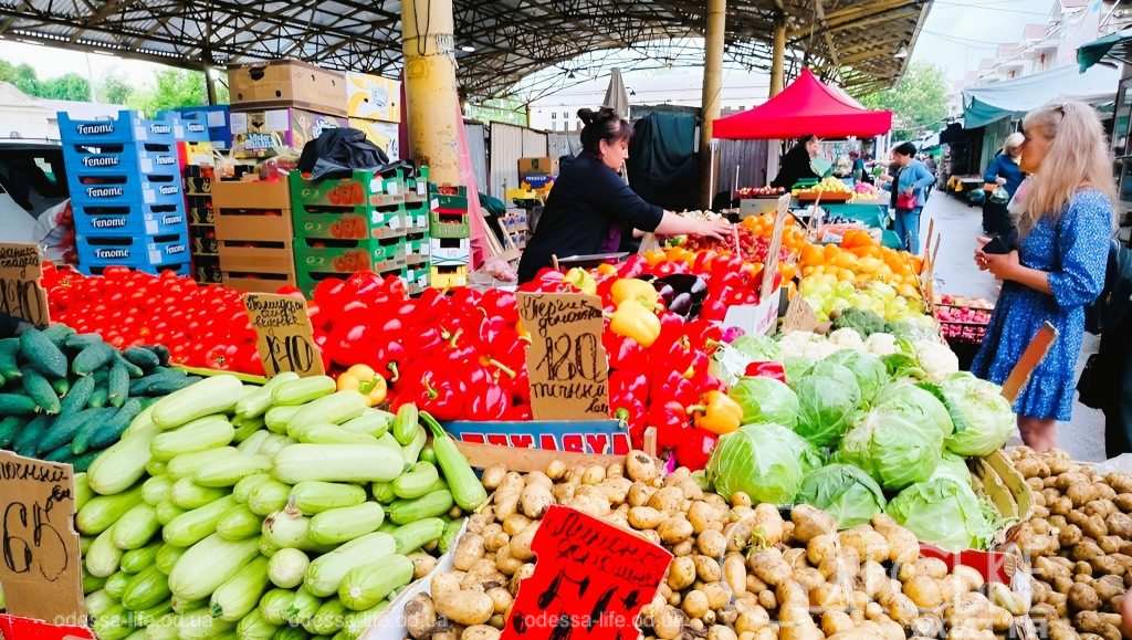 Клубника на Привозі в Одесі: ціни впали до 150 грн/кг