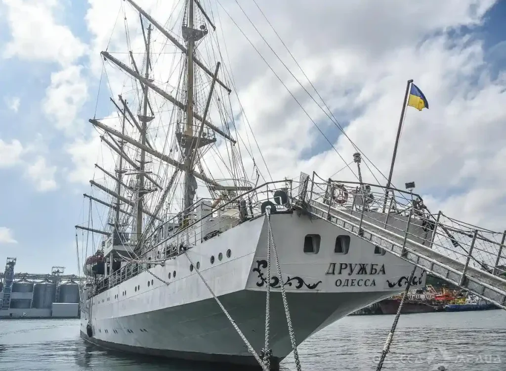Одеса під атакою: легендарний парусник «Дружба» пошкоджено